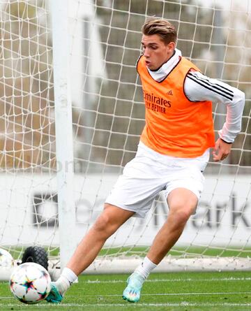 Iker Bravo, en un entrenamiento del primer equipo del Real Madrid.