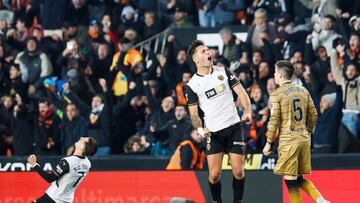 VALENCIA, 19/01/2025.- Los jugadores del Valencia Sergi Canos (i) y Hugo Duro celebran la victoria ante la Real Sociedad, al término del partido de la jornada 20 de LaLiga EA Sports que Valencia CF y Real Sociedad han disputado este domingo en el estadio de Mestalla. EFE/Ana Escobar