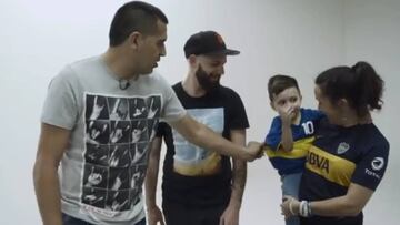 El notable gesto de Riquelme: ¡firmó tatuajes a sus seguidores!