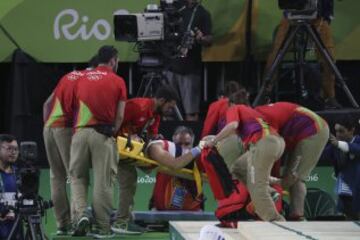 El gimnasta francés se fracturó la tibia de su pierna izquierda tras un mal salto. Sus compañeros no lo pedían creer. La peor imagen de Río 2016.