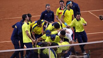 BOG506. BOGOTÁ (COLOMBIA), 02/02/2019.- El equipo colombiano de Copa Davis celebra luego de vencer a Suecia este sábado en Bogotá (Colombia). Juan Sebastián Cabal y Robert Farah, que comparten el décimo lugar del ránking de dobles de la ATP, sellaron este sábado la clasificación de Colombia a la fase final del Grupo Mundial de la Copa Davis al vencer por 6-3 y 6-4 a los suecos Markus Eriksson y Robert Lindstedt en Bogotá. EFE/ Mauricio Dueñas Castañeda