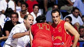 <b>CONSIGNAS. </b>Imbroda alecciona a Lucio Angulo, con Carles Marco también a la escucha.