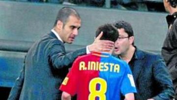 <b>PROBLEMÓN. </b> Guardiola consuela a Iniesta tras lesionarse.