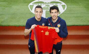 Rodrigo y Parejo, jugadores del Valencia convocados con la Selección española.