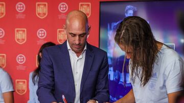 Rubiales e Irene Paredes en la firma del convenio.