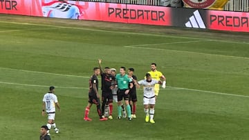 Llegó a Colo Colo como refuerzo estelar y esto que hizo en su debut cambió el partido: genera debate