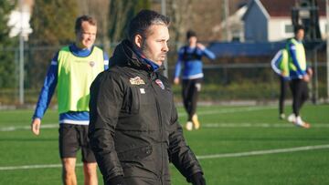 Mart&iacute; Cifuentes dirigiendo uno de los entrenamientos del Sandefjord.