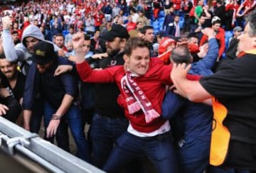 Incidentes entre los hinchas de Liverpool y Sevilla en Basilea