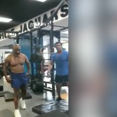 Va a volver como un mastodonte: Tyson, sin camiseta en el gimnasio con 2 cracks de la UFC
