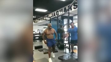 Tyson sin camiseta en el gimnasio con 2 cracks de la UFC