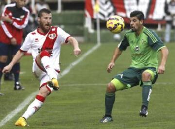 El jugador del Rayo Vallecano Tito (i) y Nolito, del Celta de Vigo, durante el partido de la duodécima jornada de Liga de Primera División que ambos equipos jugaron hoy en el Campo de Fútbol de Vallecas. 
