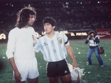 Diego Maradona con Mario Kempes en un partido amistoso entre Argentina y Valencia. 