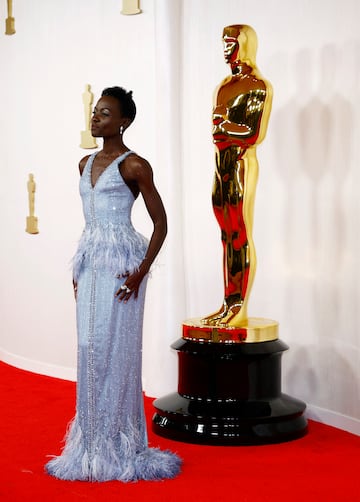 La actriz Lupita Nyong'o posa en la alfombra roja.