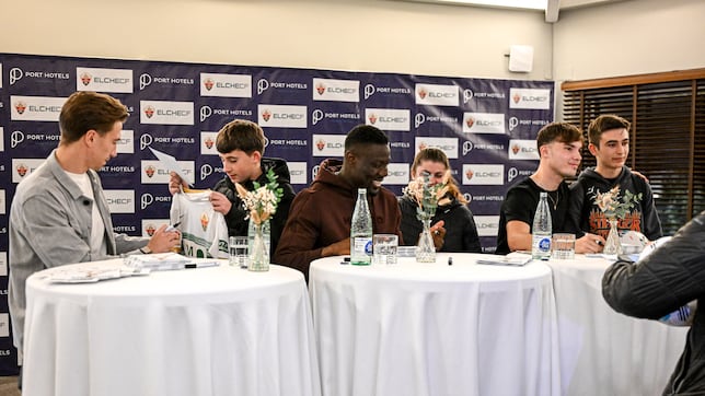 Nuevo baño de masas de la plantilla del Elche