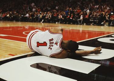 25 puntos, más de 4 rebotes y casi 8 asistencias para el MVP de la temporada más joven de la historia de la NBA. Las finales de la Conferencia Este fueron una promesa. Su lesión en el primer partido de los playoffs un año después, en el ligamento cruzado anterior, la condena. Rose jamás volvió a ser el mismo, tardó mucho en volver, recayó, y volvió a ser un buen jugador de rol al que se le saltaron las lágrimas con los Timberwolves tras certificar que todavía podía jugar al baloncesto. Se retiró en 2024 con 35 años.