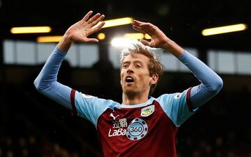 Trayectoria: Tottenham Hotspur, Dulwich Hamlet, IFK H?ssleholm, Queens Park Rangers, Portsmouthm, Aston Villa, Norwich City, Southampton, Liverpool, Portsmouth, Tottenham Hotspur, Stoke City y Burnley.