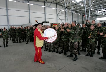 Manolo acompa? a los jugadores de la Seleccin durante una visita a los militares desplazados en el batalln multinacional en Bosnia en 2009. 

