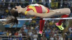La saltadora española Ruth Beitia compite durante la final de salto de altura en los Juegos Olímpicos de Río 2016.