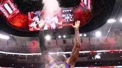 CHICAGO, ILLINOIS - DECEMBER 20: LeBron James #23 of the Los Angeles Lakers throws chalk prior to the game against the Chicago Bulls at the United Center on December 20, 2023 in Chicago, Illinois. NOTE TO USER: User expressly acknowledges and agrees that, by downloading and or using this photograph, User is consenting to the terms and conditions of the Getty Images License Agreement.   Michael Reaves/Getty Images/AFP (Photo by Michael Reaves / GETTY IMAGES NORTH AMERICA / Getty Images via AFP)