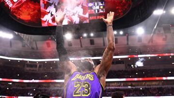 CHICAGO, ILLINOIS - DECEMBER 20: LeBron James #23 of the Los Angeles Lakers throws chalk prior to the game against the Chicago Bulls at the United Center on December 20, 2023 in Chicago, Illinois. NOTE TO USER: User expressly acknowledges and agrees that, by downloading and or using this photograph, User is consenting to the terms and conditions of the Getty Images License Agreement.   Michael Reaves/Getty Images/AFP (Photo by Michael Reaves / GETTY IMAGES NORTH AMERICA / Getty Images via AFP)