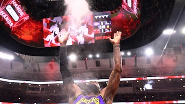 CHICAGO, ILLINOIS - DECEMBER 20: LeBron James #23 of the Los Angeles Lakers throws chalk prior to the game against the Chicago Bulls at the United Center on December 20, 2023 in Chicago, Illinois. NOTE TO USER: User expressly acknowledges and agrees that, by downloading and or using this photograph, User is consenting to the terms and conditions of the Getty Images License Agreement.   Michael Reaves/Getty Images/AFP (Photo by Michael Reaves / GETTY IMAGES NORTH AMERICA / Getty Images via AFP)