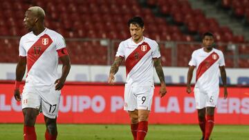 Soccer Football - FIFA World Cup 2022 South American Qualifiers - Chile v Peru - Estadio Nacional, Santiago, Chile - November 13, 2020 Peru's Gianluca Lapadula and teammates look dejected after the match Martin Bernetti/Pool via REUTERS