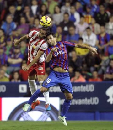 El defensa del Almeria Ángel Trujillo, disputa un balón con el delantero del Levante UD Víctor Casadesús.