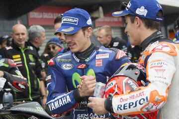 Celebración de Maverick Viñales (segundo) a Marc Márquez, que obtuvo su séptima pole del Mundial.