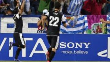 <b>FIESTA EN LA ROSALEDA. </b>Los seguidores del Málaga festejan el tanto de Saviola, que empezaba a poner distancia entre los malagueños y los rusos.