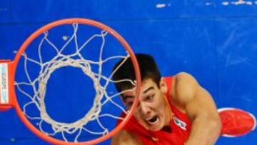 Willy Hernangomez, p&iacute;vot del Real Madrid, coge un rebote en un partido con Espa&ntilde;a.