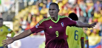 Salomón Rondón ha sido uno de los más regulares en el Newcastle United y quiere traer los goles anotados en Inglaterra para Brasil. El delantero se destaca por su potencia y precisión a la hora de definir.