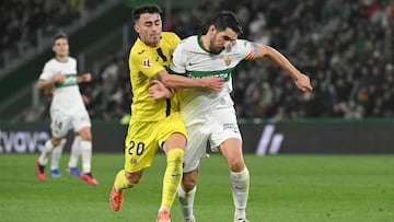 Villarreal's Spanish forward #20 Alberto Moleiro and Elche's Spanish defender #06 Pedro Bigas Rigo fight for the ball during the Spanish League football match between Elche CF and Villarreal CF at Martinez Valero Stadium in Elche on January 3, 2026. (Photo by JOSE JORDAN / AFP)