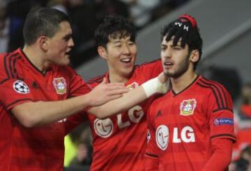 1-0. Hakan Çalhanoglu celebra con sus compañeros Son Heung Min y Kyriakos Papadopoulos el primer tanto.