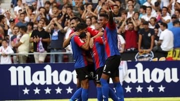 Los jugadores del Extremadura UD celebran un gol en El Almendralejo.