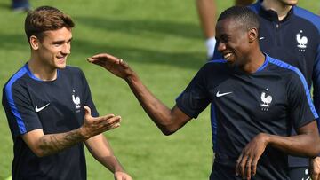 France's forward Antoine Griezmann (L) laughs with France's midfielder Blaise Matuidi before a training session at their training ground in Clairefontaine-en-Yvelines, southwest of Paris, on June 6, 2016, ahead of the beginning of the Euro 2016 football tournament. / AFP PHOTO / FRANCK FIFE