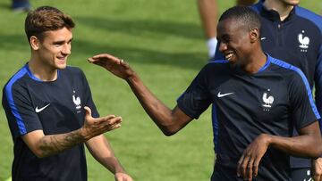 France&#039;s forward Antoine Griezmann (L) laughs with France&#039;s midfielder Blaise Matuidi before a training session at their training ground in Clairefontaine-en-Yvelines, southwest of Paris, on June 6, 2016, ahead of the beginning of the Euro 2016 football tournament. / AFP PHOTO / FRANCK FIFE