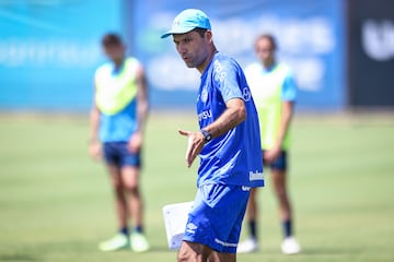 Maximiliano Quezada en la pretemporada de Gremio. Jugadores como Martin Braithwaite, Cristian Pavón, Alexander Aravena y Matías Arezo, entre otros, suelen hacer trabajo específico con el asistente chileno de Gustavo Quinteros.