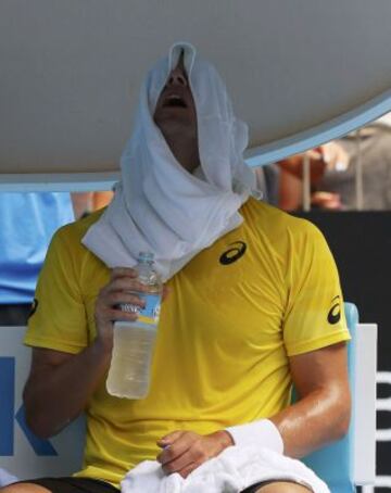 Desde el primer día de competición el Abierto de Australia está registrando temperaturas que superan los 40ºC por la ola de calor que afecta a Melbourne. Kenny De Schepper de Francia cubre su cabeza con un chaleco de hielo durante un descanso en el partido de individuales masculino ante Tomas Berdych.