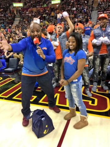 Simone Biles durante el Cleveland Cavaliers-Charlotte Hornets.