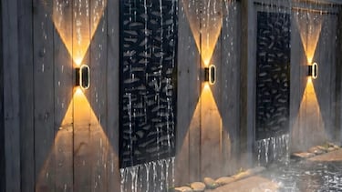 Ilumina tu terraza o jardín con este aplique solar para el exterior, impermeable y con una autonomía de hasta 12 horas