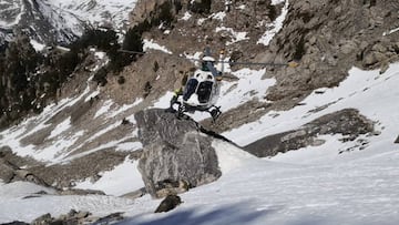 El helic&oacute;ptero de la Guardia Civil se acerca a un monta&ntilde;ero vasco accidentado en Panticosa (Huesca, Arag&oacute;n) que se salt&oacute; el confinamiento para la prevenci&oacute;n del COVID-19.