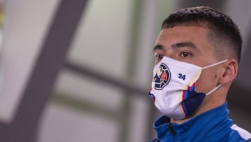 El uruguayo no apareció en la lista oficial de jugadores elegibles por parte de Las Águilas, pero realizó ejercicios de calentamiento y estuvo con sus compañeros en la zona de bancas.