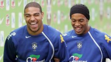 Habrá duelo entre Ronaldinho y Adriano en la Ciudad del Pecado