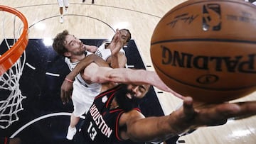 -FOTODELDIA- LWS105. SAN ANTONIO (EE.UU.), 09/05/2017.- El jugador James Harden (d) de Houston Rockets en acción ante Pau Gasol (i) de San Antonio Spurs hoy, martes 9 de mayo de 2017, durante un juego entre San Antonio Spurs y Houston Rockets de la NBA, que se disputa en el AT&T Center, en San Antonio, Texas, (Estados Unidos). EFE/LARRY W. SMITH