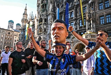 El ambiente futbolero de la final de la Champions League se empieza a vivir de forma intensa en las calles de Múnich. En la imagen, una aficionada del Inter de Milán, con un enorme gorro con la cabeza de Lautaro Martínez, anima en la víspera del partido entre el equipo italiano y el Paris Saint-Germain en la plaza Marienplatz, en el centro de la ciudad alemana.