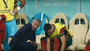 El seleccionador de Portugal, Fernando Santos, habla con Cristiano Ronaldo durante el partido de los octavos de final del Mundial de Fútbol Qatar 2022 entre Portugal y Suiza en el estadio de Lusail (Catar)