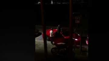 Graban a Vidal ebrio y tratando de surbirse a su Ferrari