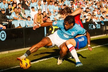 Renato Tapia en un partido con el Celta. 