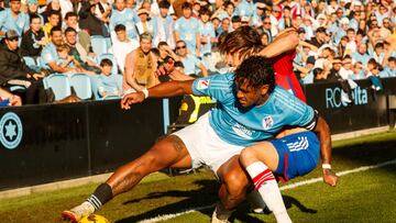 Renato Tapia protege el balón durante un partido disputado contra el Granada en Balaídos.