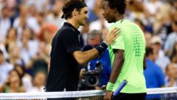 Federer saluda a Monfils tras el partido.